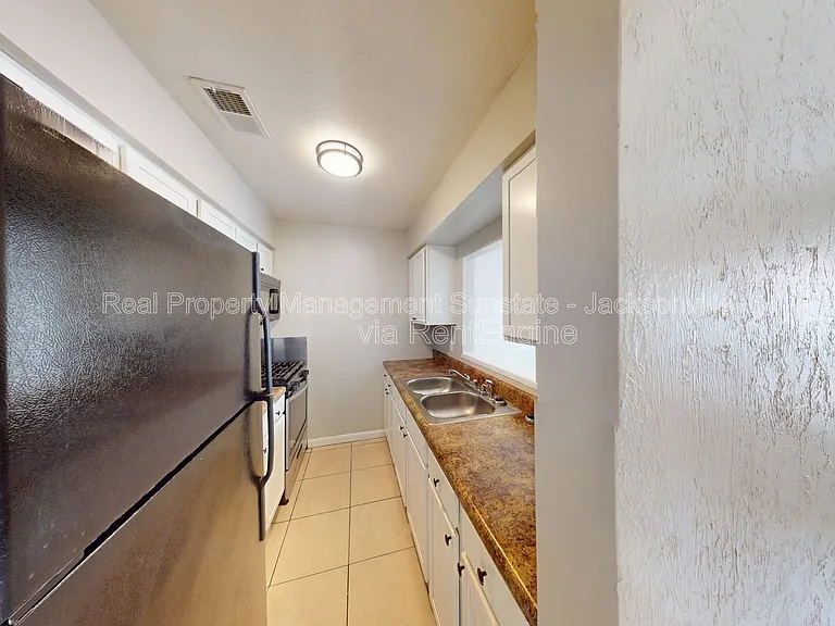 1010 Bronson St #3 — Photo 5