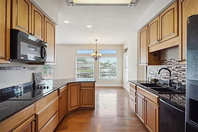 305 Charles Ct — Photo 7