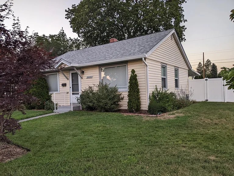 2404 W Kiernan Ave — Photo 3