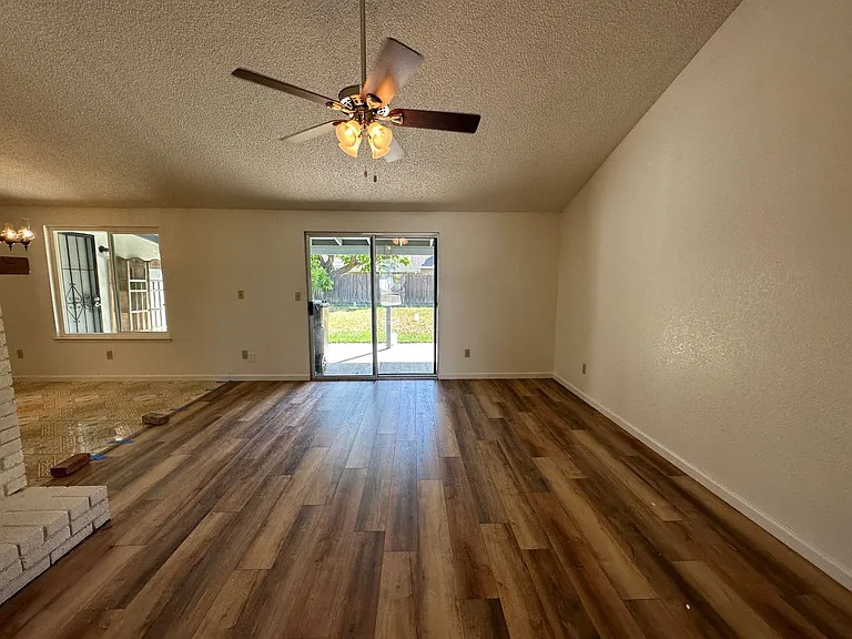 1135 Amberwood Ln — Photo 2