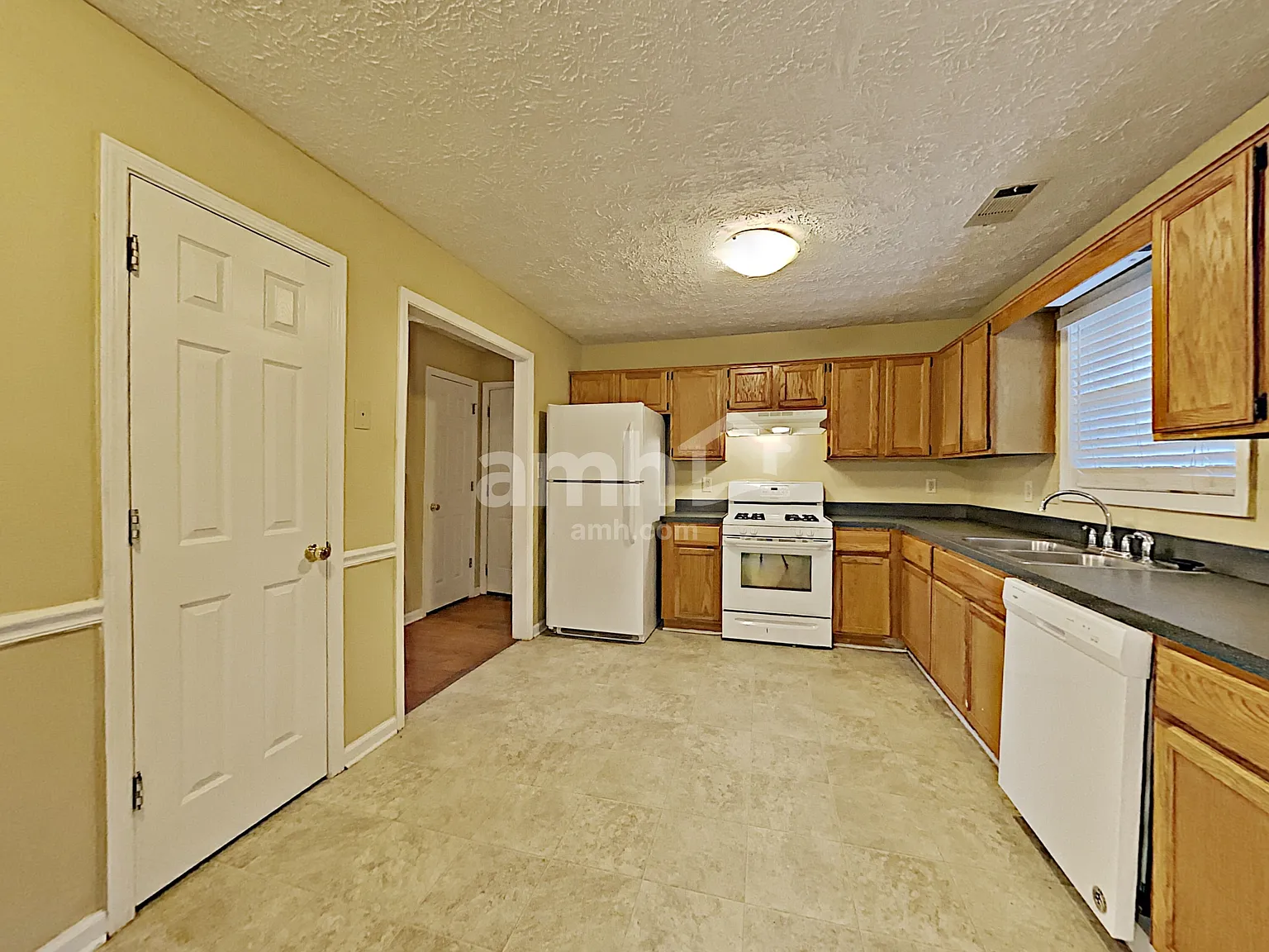 4 bed, 2.5 bath, 2100 sqft, $2,485 — Photo 3
