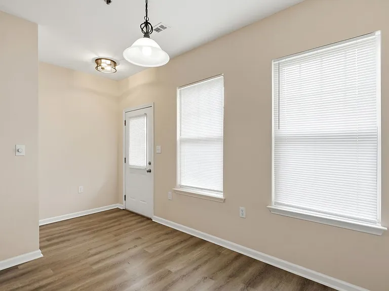 614 E 9th St — Photo 37