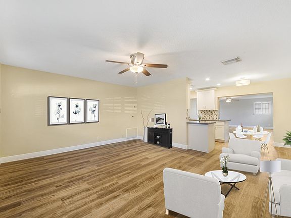 3rd image of 1003 Siesta Ave