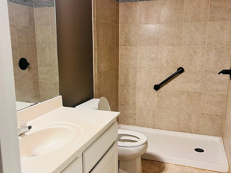 105 Charing Pl — Photo 8