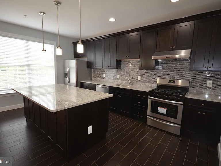 819 Royal Cres — Photo 4