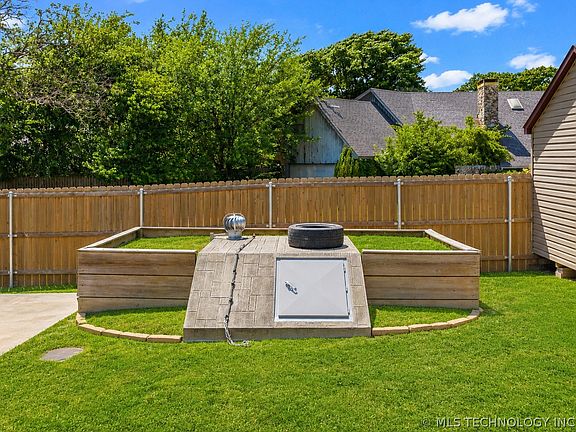 5th image of 2114 Oakglen Dr