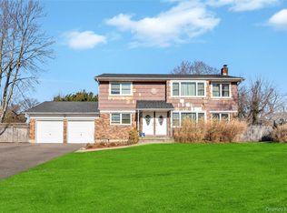 11 Marlo Ln, Hauppauge, NY 11788