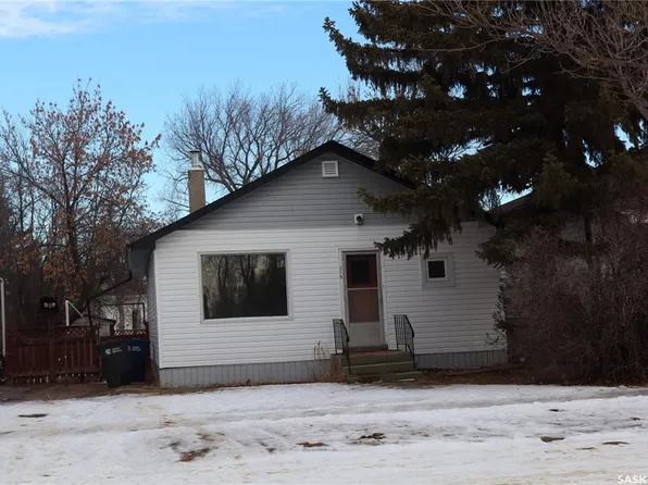 315 7th AVENUE E, Assiniboia, SK S0H 0B0