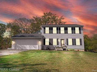 10979 Milford Rd, Holly, MI 48442