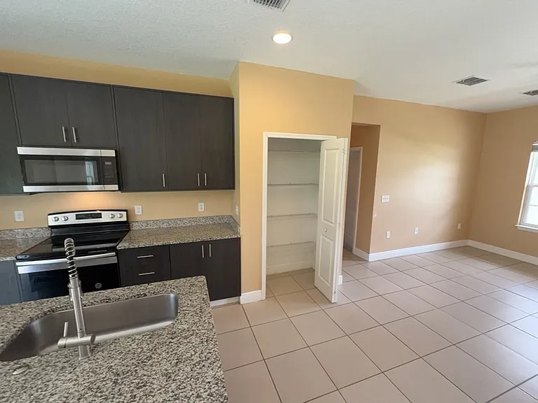 5017 SW 165th Street Rd — Photo 4