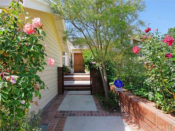 3rd image of 28825 King Arthur Ct