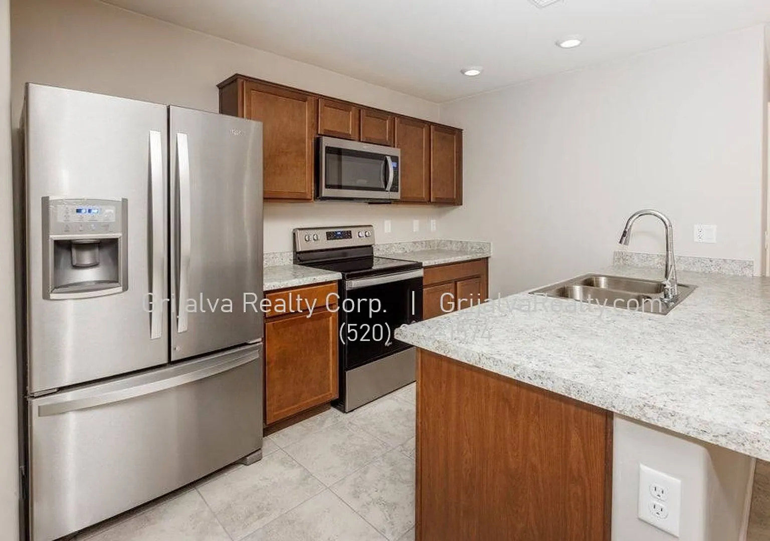 Lovely 3 Bedroom, 2 Bath Home with Den in Southeast Tucson (Irvington/Camino Seco) — Photo 4