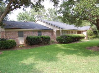 11 Colony Dr, Angleton, TX 77515