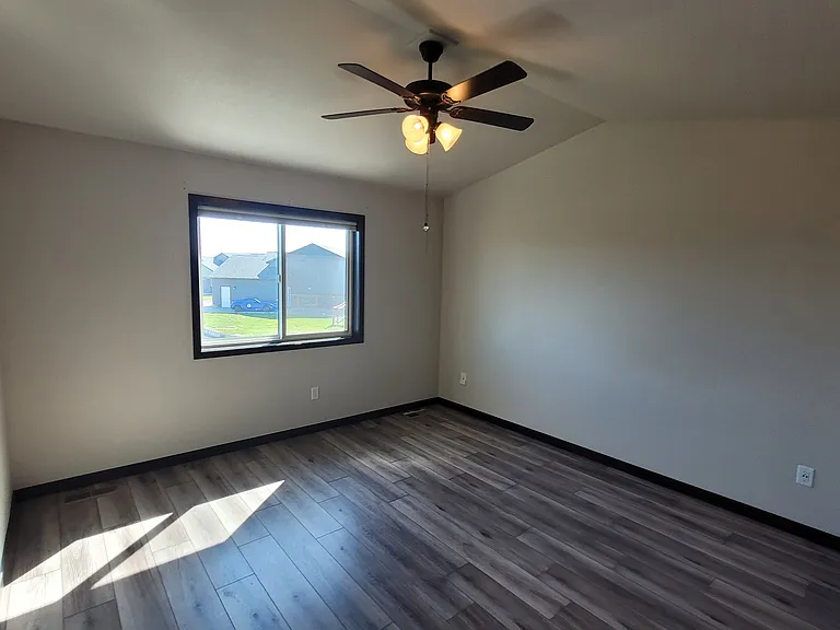 541 Mace Dr — Photo 4