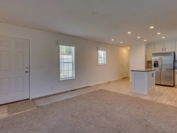 140 Kingsway Dr, North Mankato, MN 56003