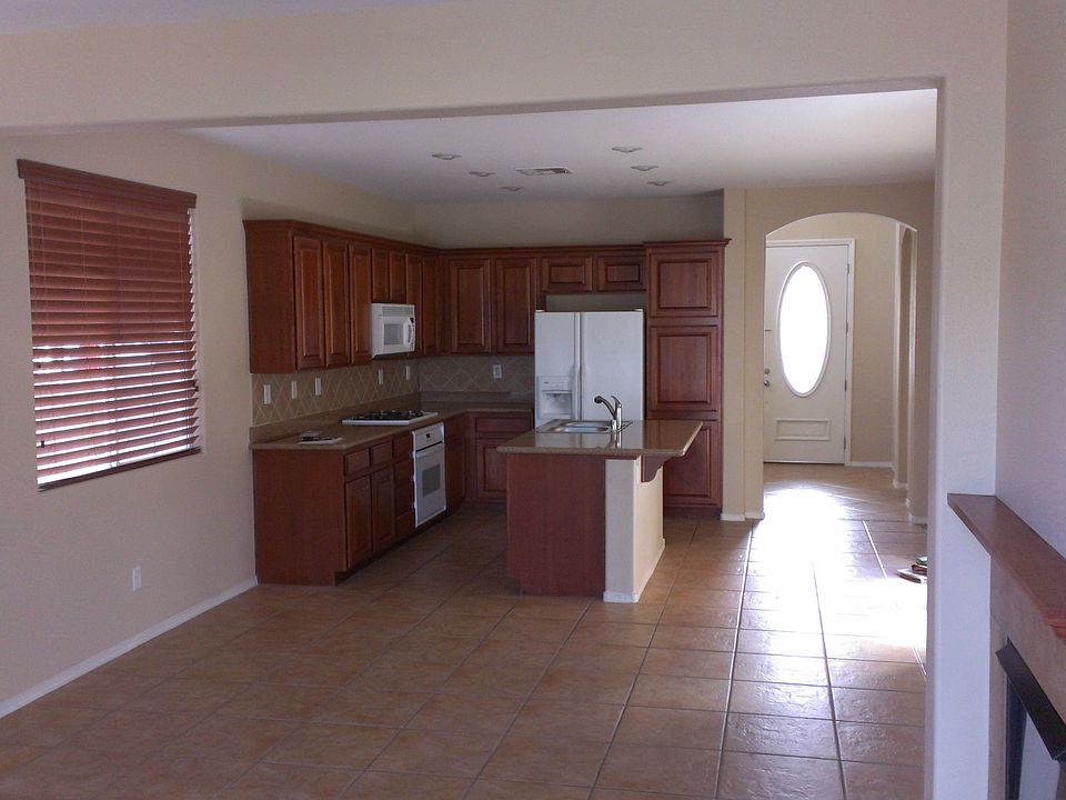 Full Kitchen with Island