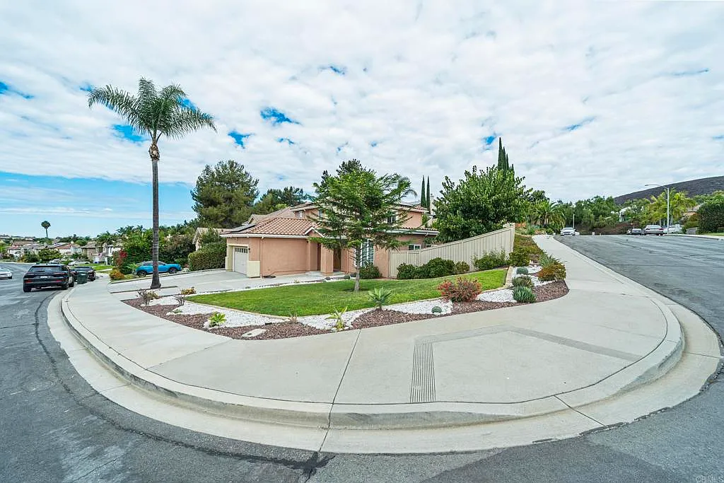 4 bed, 2.5 bath, 2200 sqft, $4,750 — Photo 3