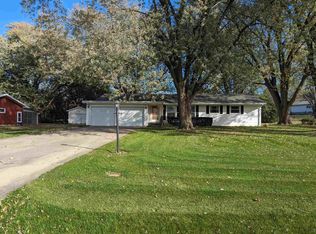 2177 N Blumendahl Rd, Freeport, IL 61032