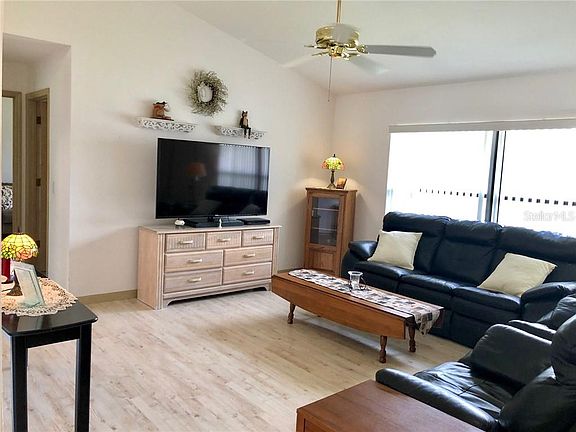 3rd image of 961 N Union Cir