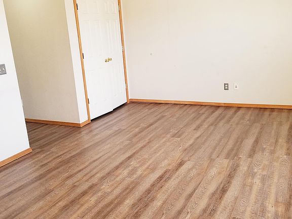 4th image of 8-117 S Duck St #8
