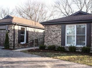 1725 Mountain Dr, Deerfield, IL 60015