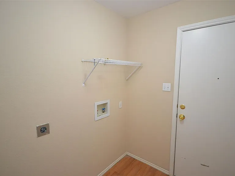 200 Lombard Dr — Photo 16