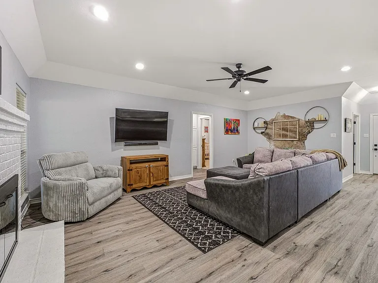 1703 Sully Ct — Photo 3