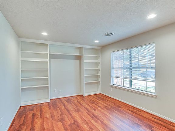 3rd image of 15822 Cambridge View Dr