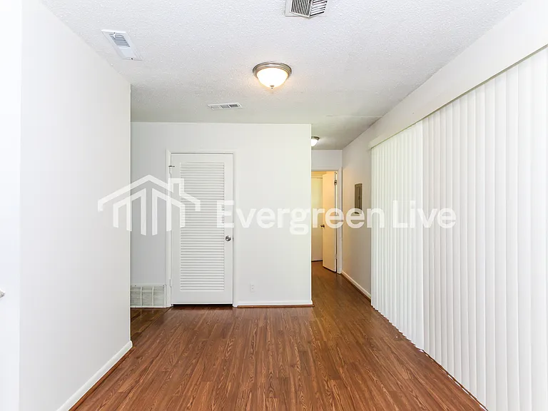 319 Pope Dr — Photo 4