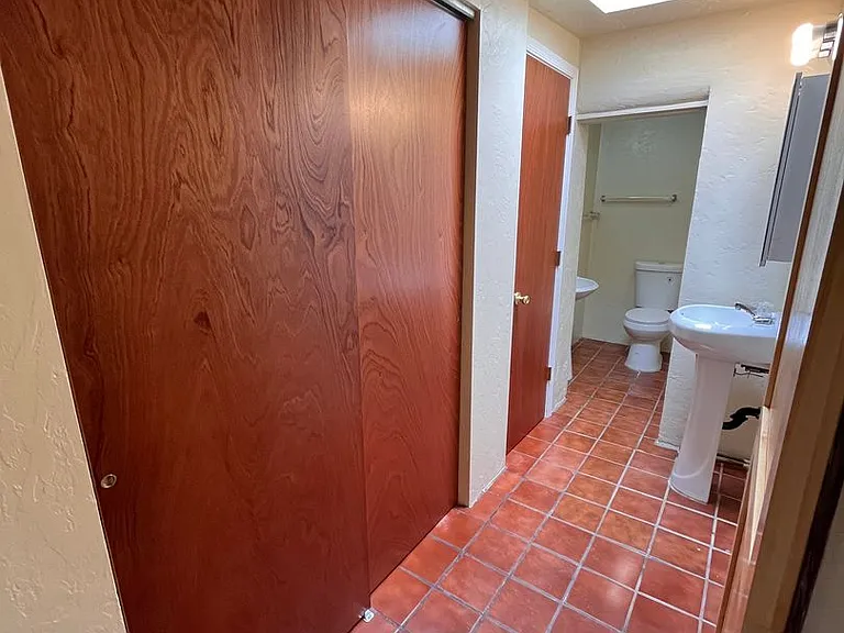3130 W Rock Hill Rd — Photo 17