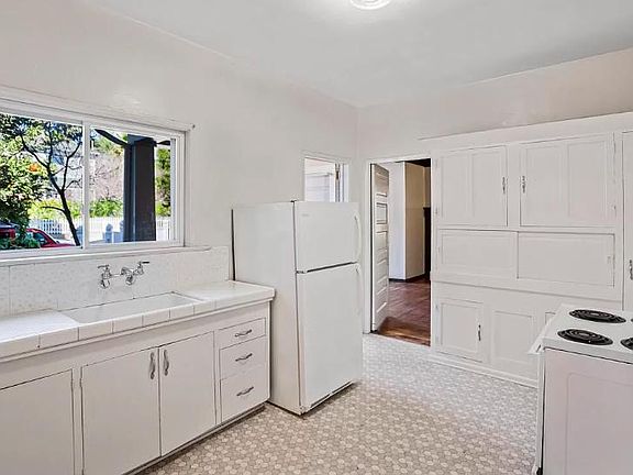 5th image of 1531 De La Vina St #B