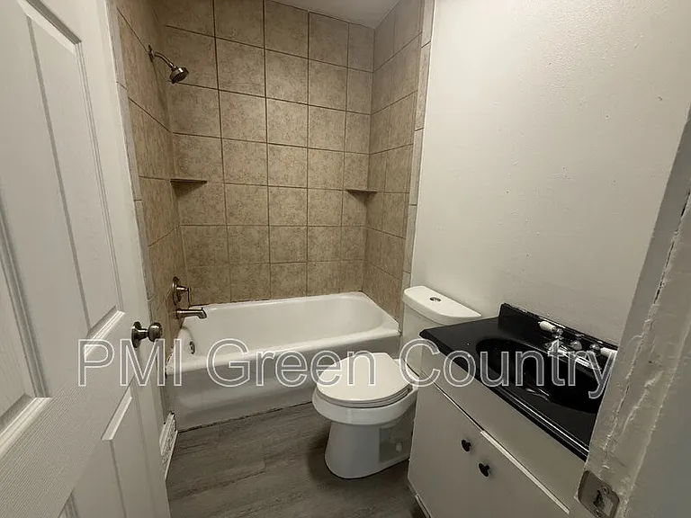 2430 E Pine St — Photo 10