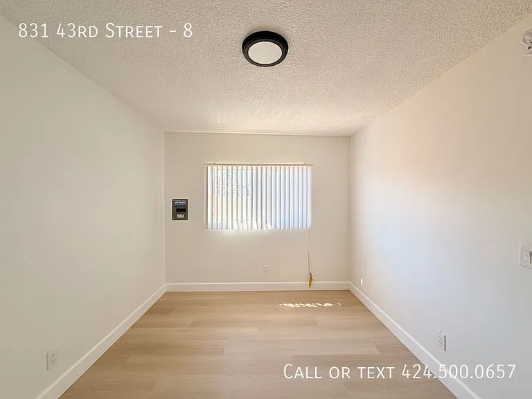 831 W 43rd St #8 — Photo 10