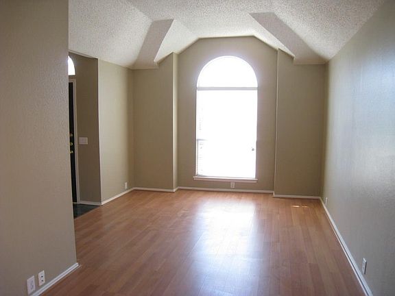 4th image of 4801 Holly Berry Dr