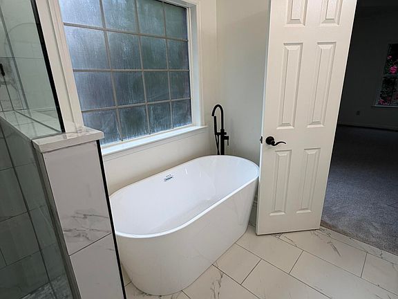 3rd image of 224 Woodbridge Trl
