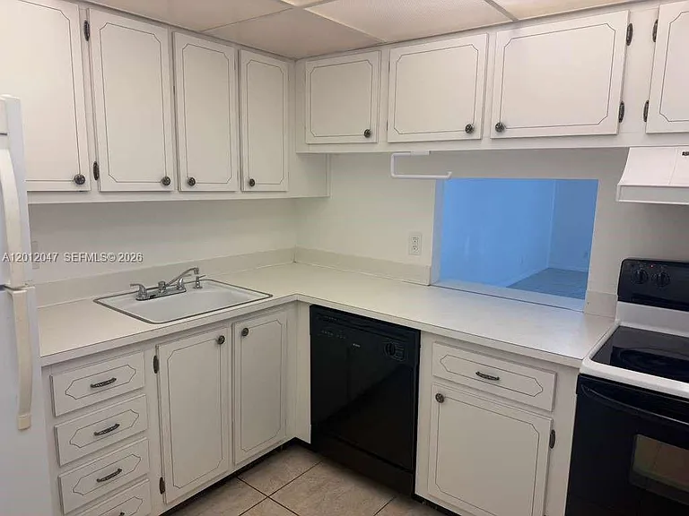500 Executive Center Dr #5C — Photo 4
