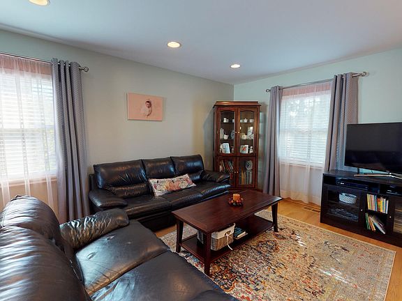 2nd image of 780 Kenilworth Ct
