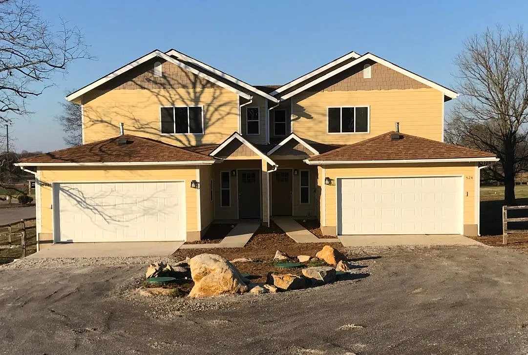 3 bed, 2.5 bath, 1600 sqft, $2,000 — Photo 1