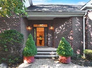 14 Kensington Cir, Manhasset, NY 11030