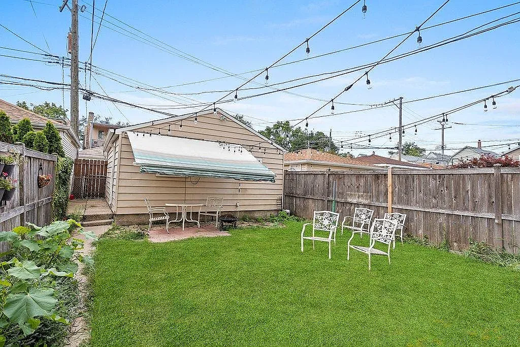 2 bed, 900 sqft, $1,700 — Photo 1