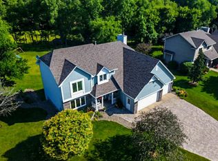 1716 Commonwealth Dr, Burnsville, MN 55337