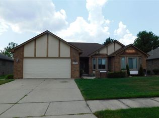 48215 Tonawonda Dr, Macomb, MI 48044