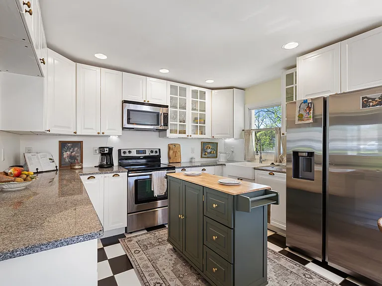 412 Roberts St — Photo 3