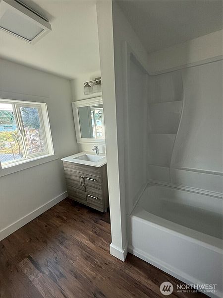 5th image of 1118 Larch Street