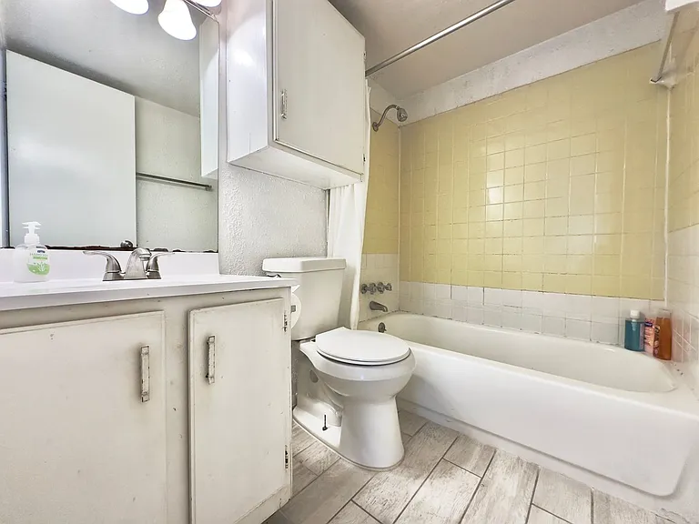 Marian Condos — Photo 93
