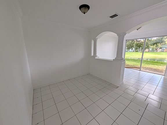 3rd image of 2826 SE 16th Ave #115