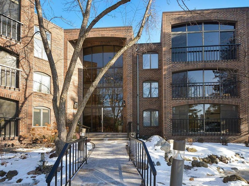Condo offers wonderful list of amenities. Plus enjoys great location!