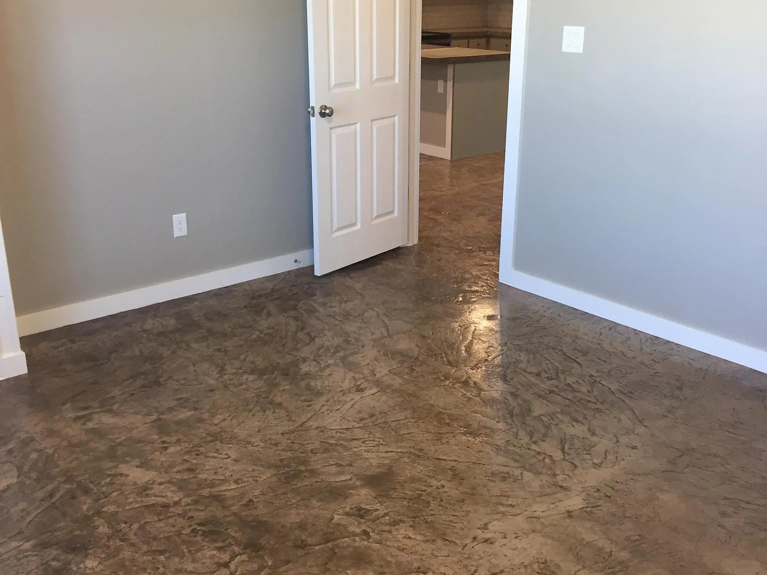 704 Dave Ln — Photo 2