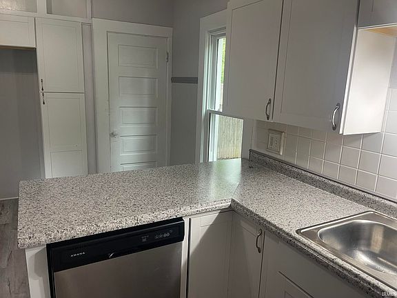 5th image of 112 N Lincoln St