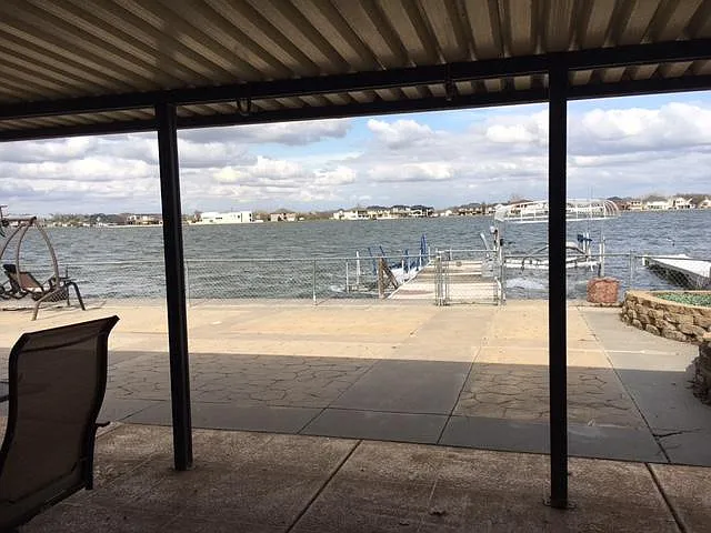 910 Manchester Dr — Photo 2